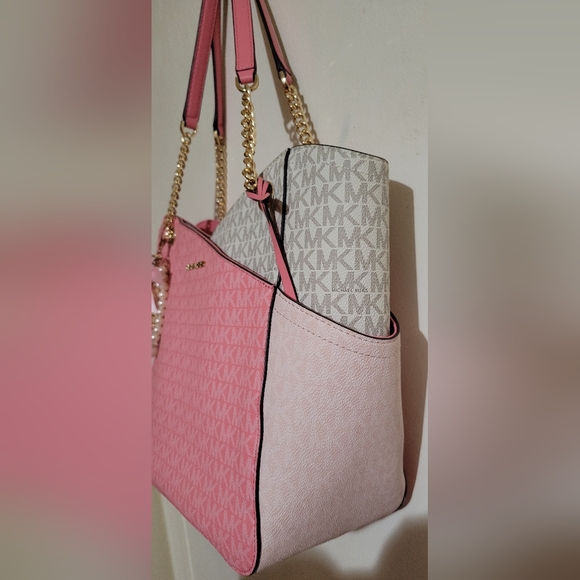 jet set travel large tote bag Michael Kors Saffiano Leather East West – this Jet Set shoulder bag is made from Signature logo Michael Michael Kors Jet Set